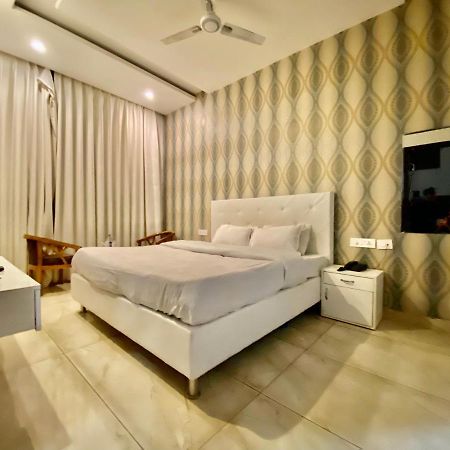 Hotel Hollywood - Family Hotel Zirakpur Екстер'єр фото