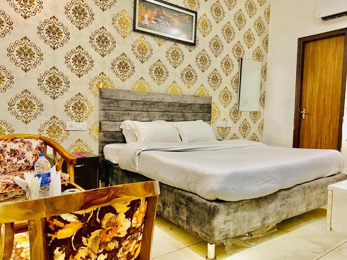 Hotel Hollywood - Family Hotel Zirakpur Екстер'єр фото
