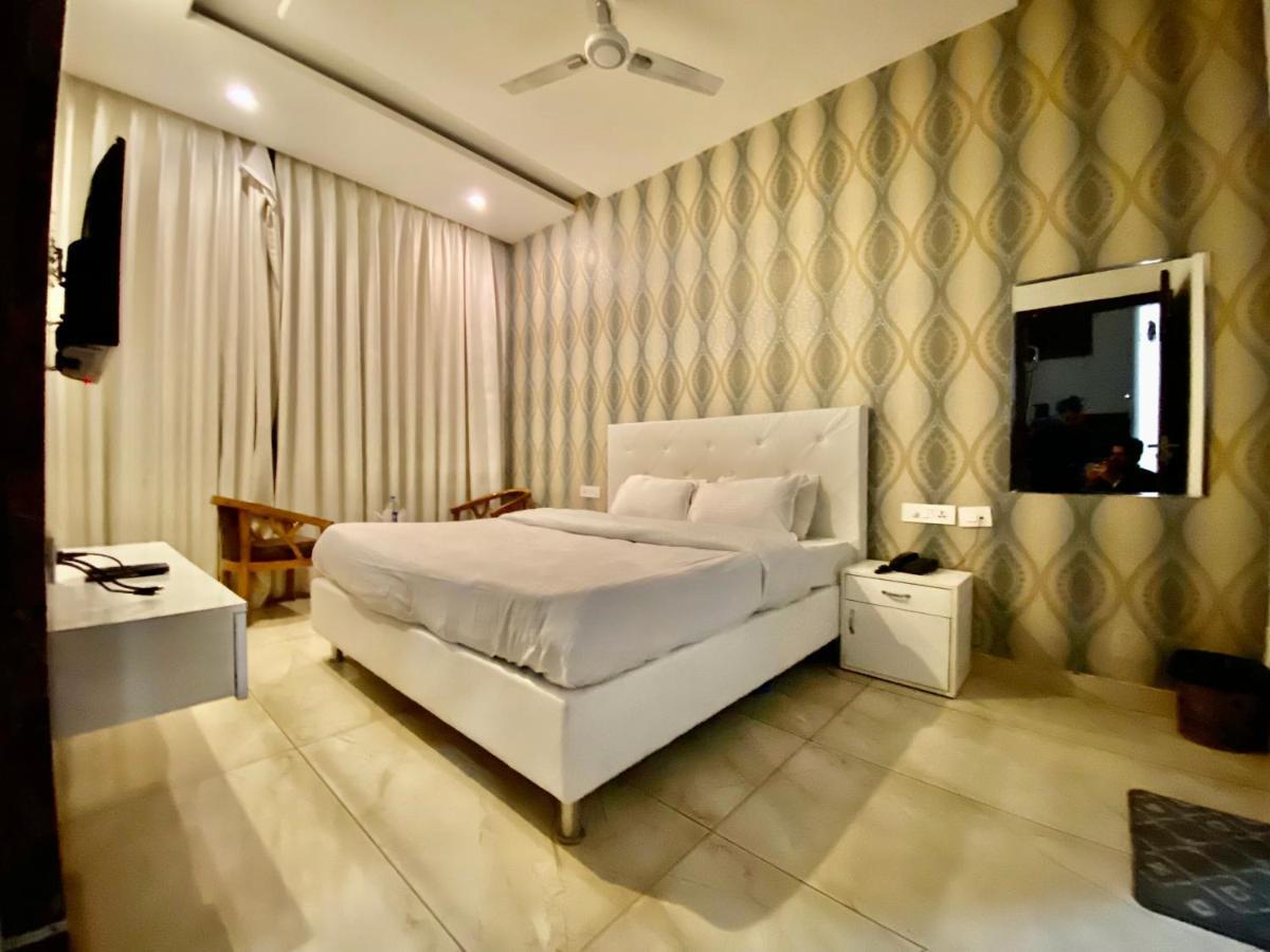 Hotel Hollywood - Family Hotel Zirakpur Екстер'єр фото