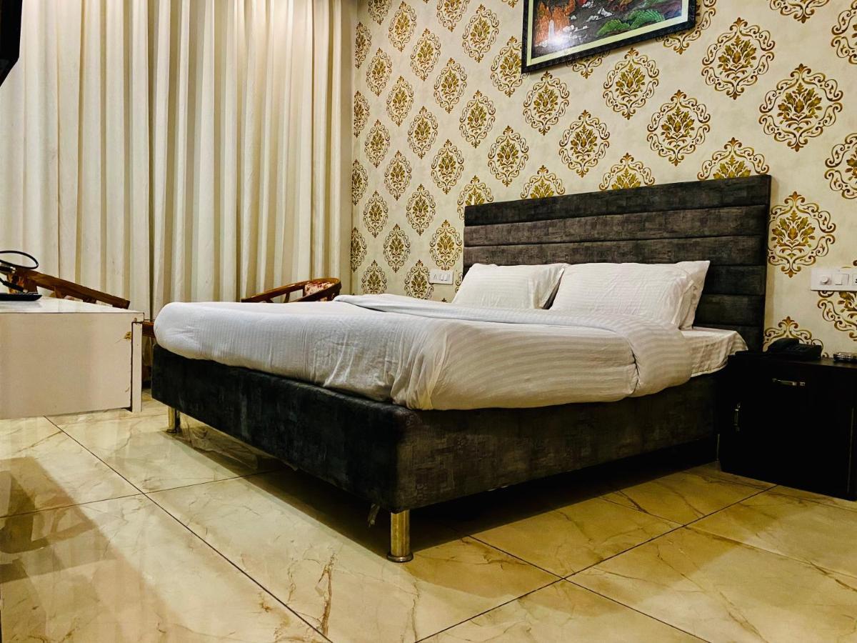 Hotel Hollywood - Family Hotel Zirakpur Екстер'єр фото