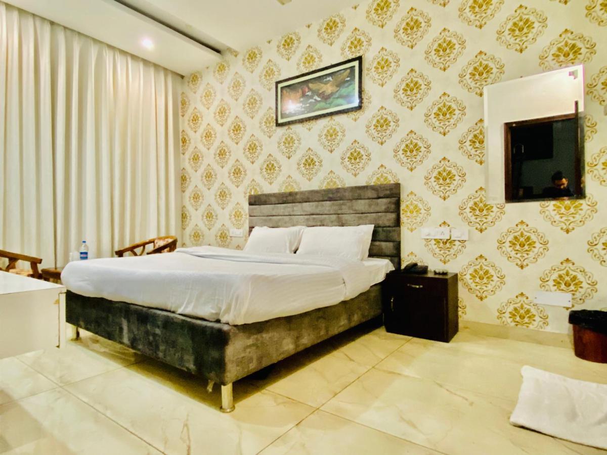 Hotel Hollywood - Family Hotel Zirakpur Екстер'єр фото