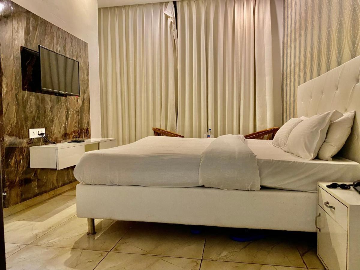 Hotel Hollywood - Family Hotel Zirakpur Екстер'єр фото
