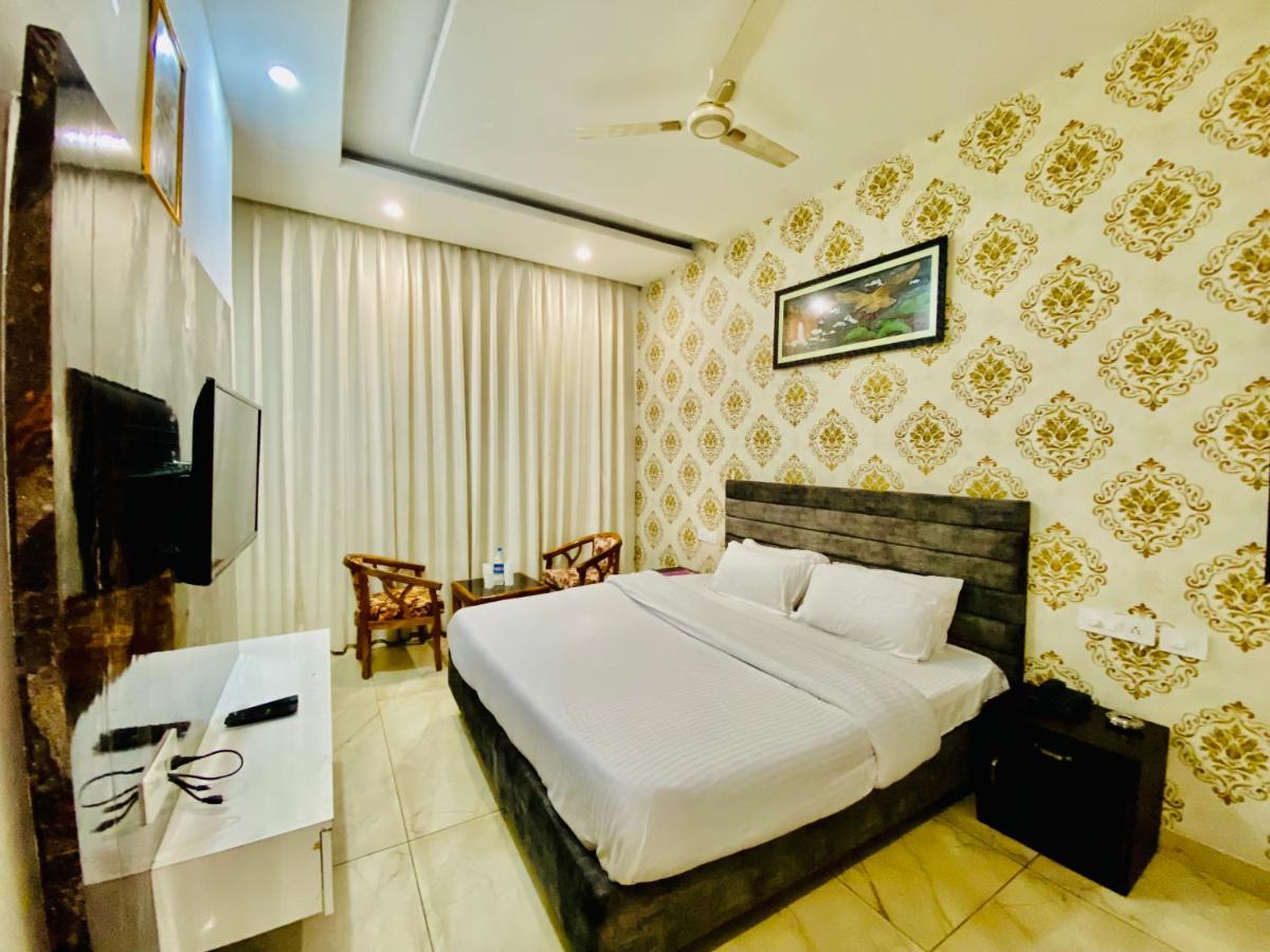Hotel Hollywood - Family Hotel Zirakpur Екстер'єр фото