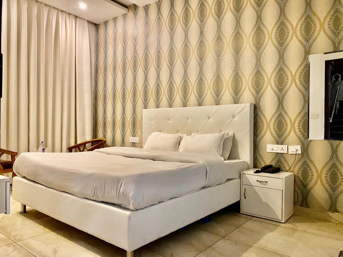 Hotel Hollywood - Family Hotel Zirakpur Екстер'єр фото