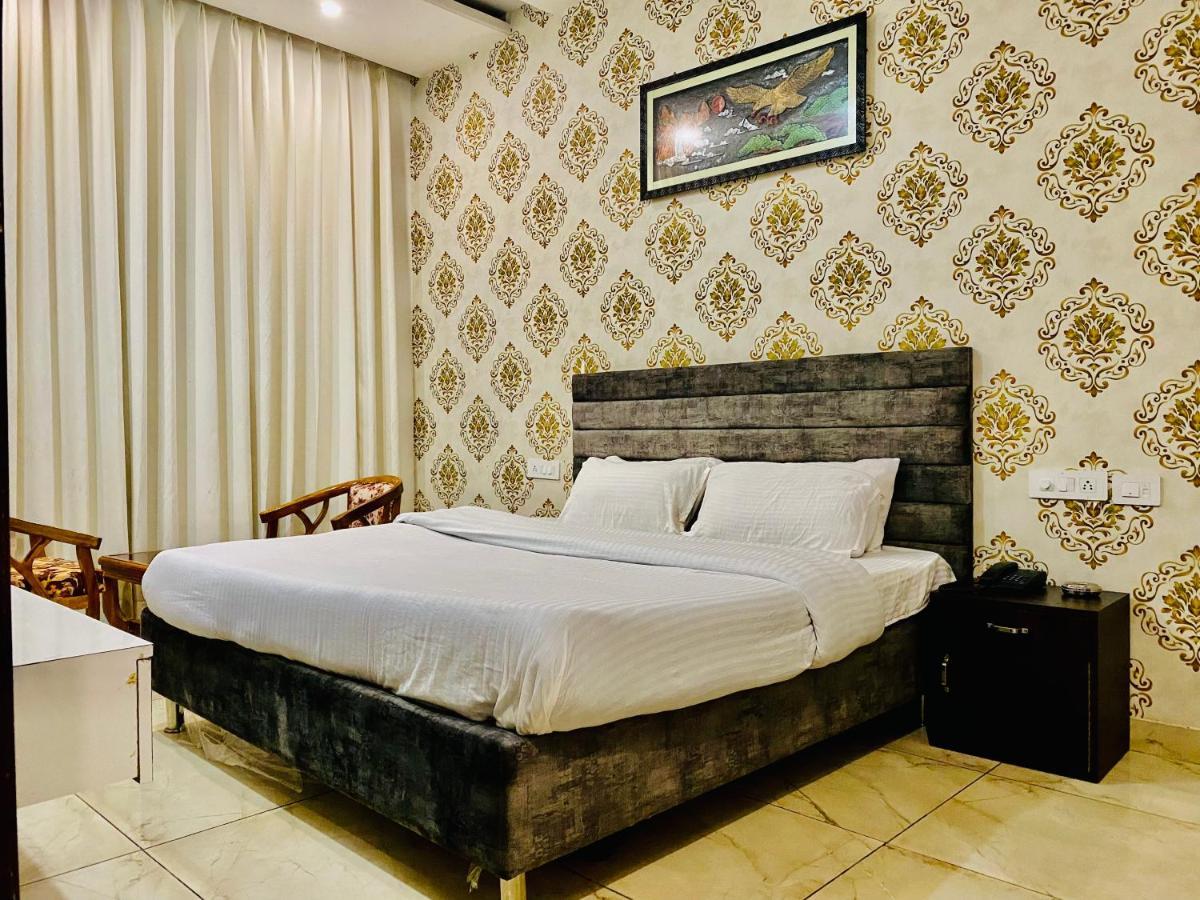 Hotel Hollywood - Family Hotel Zirakpur Екстер'єр фото